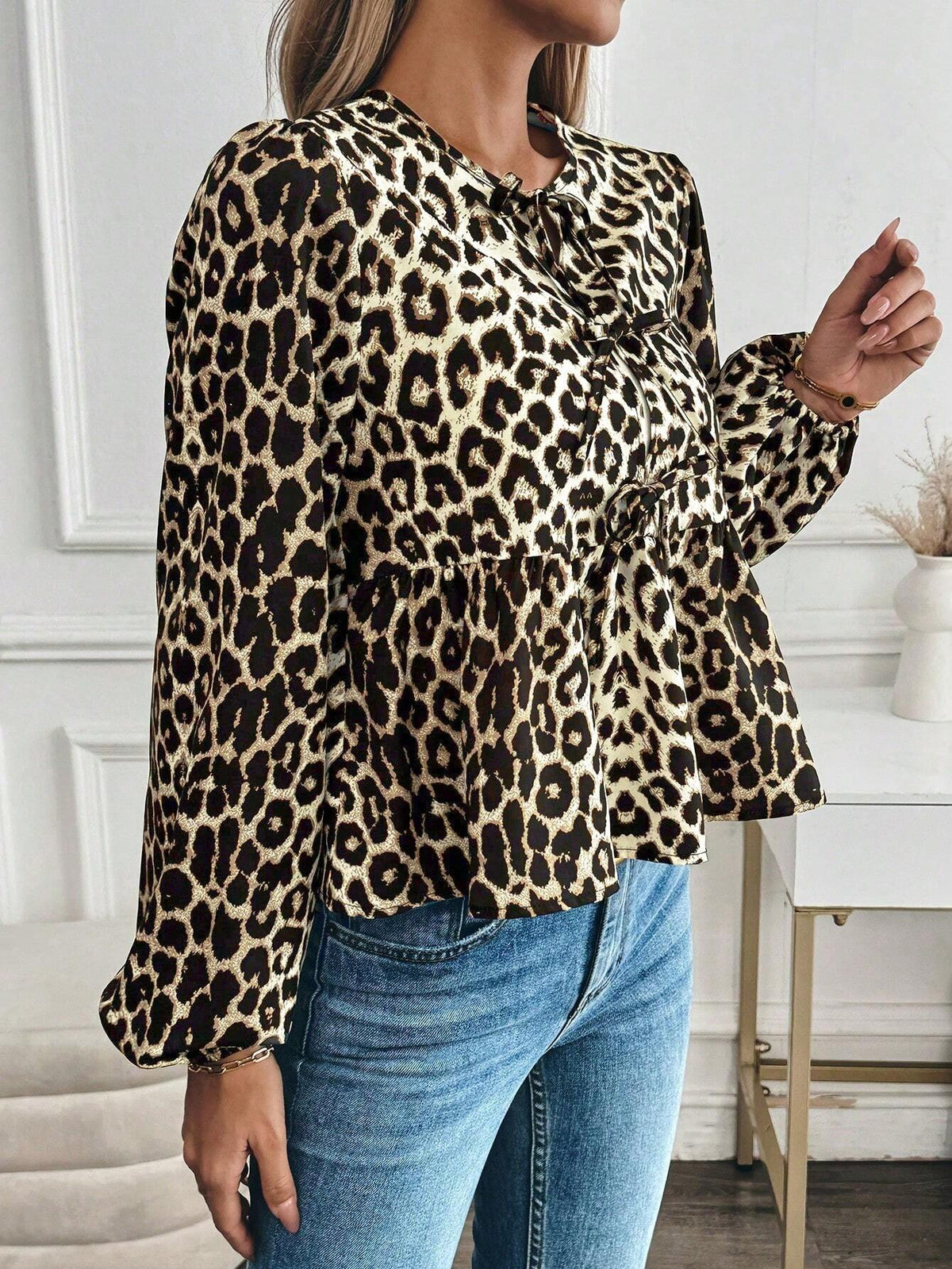Blouse à manches longues imprimée léopard avec nœud pour femme